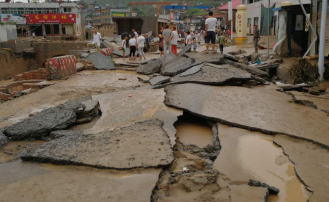 强降水后 小镇的路面裂了