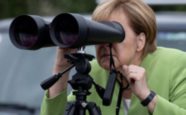 默克尔用望远镜观察俄军事基地遭嘲讽