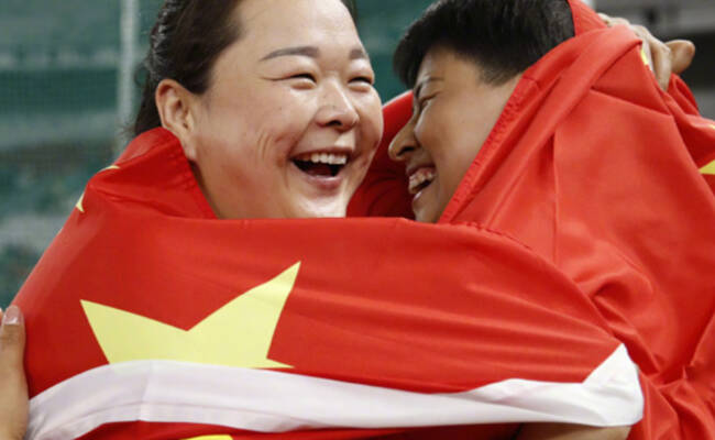 中国选手包揽冠亚军 围国旗相拥庆祝