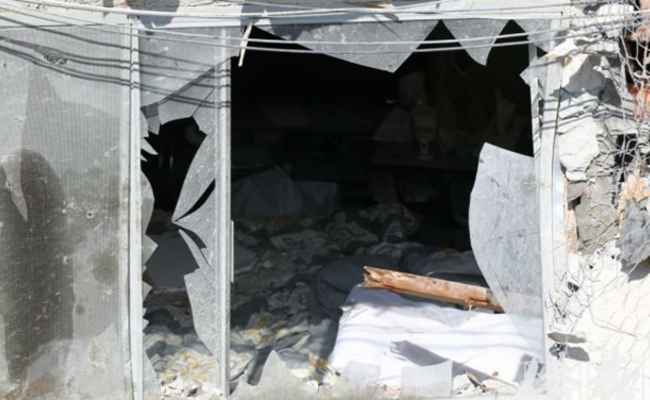 宝马撞入民宅致两死一伤