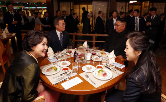 文在寅同金正恩在平壤与民共餐