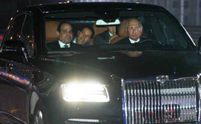 普京亲自开新车带塞西兜风