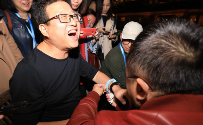 周鸿祎给丁磊试戴小猪佩奇手表