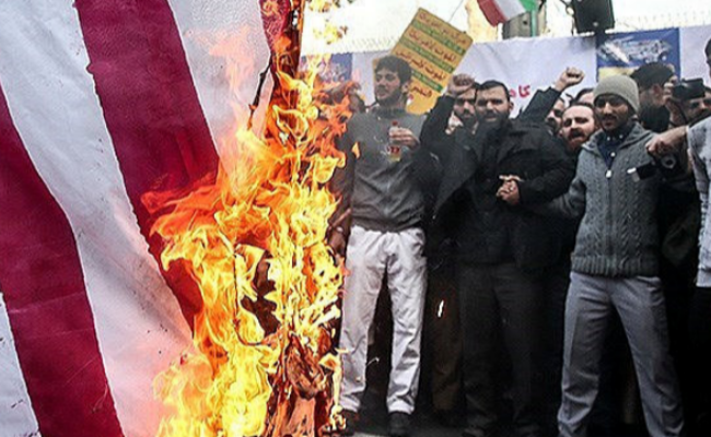 伊朗民众烧美国国旗泄愤