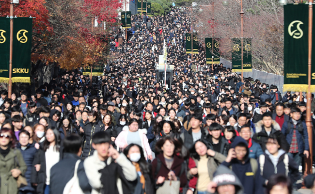 韩国“高考”大军走出校园