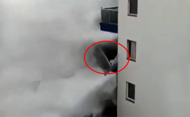 8米高巨浪瞬间冲毁3楼阳台