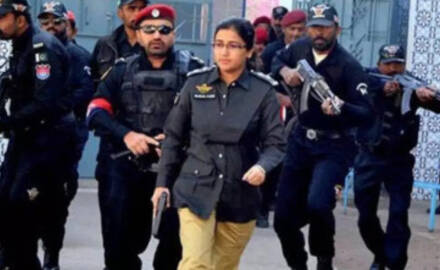 女警官率众击退袭击中国领馆武装分子