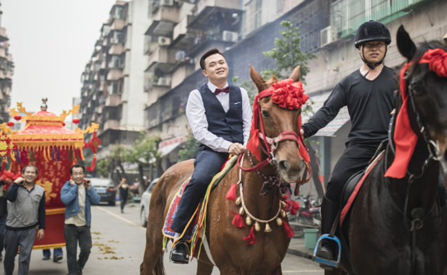 穿西服骑大马 将中式婚礼“进行到底”