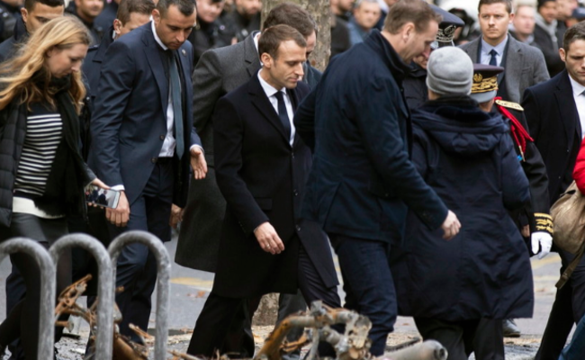 马克龙走访巴黎示威后街道