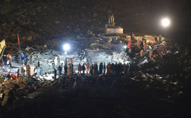 四川突发山体滑坡 千人连夜搜救