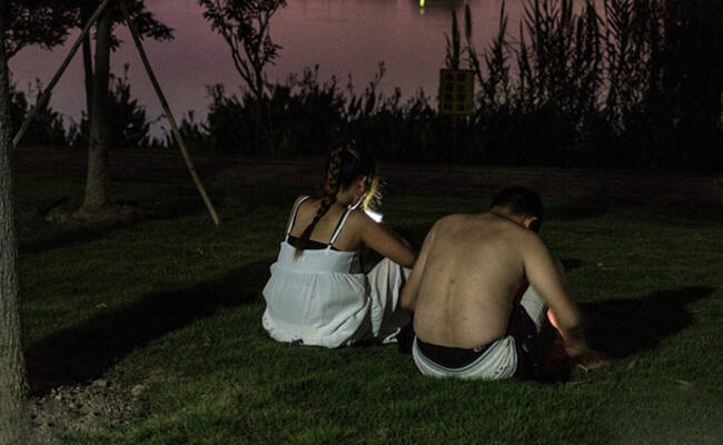 夜幕下谈情说爱的农民工