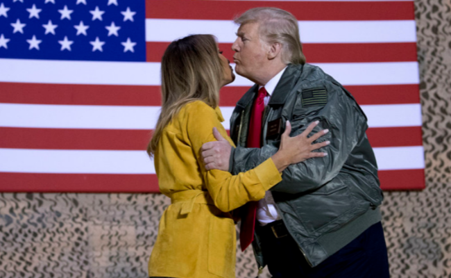 特朗普突访伊拉克 高调亲吻妻子秀恩爱