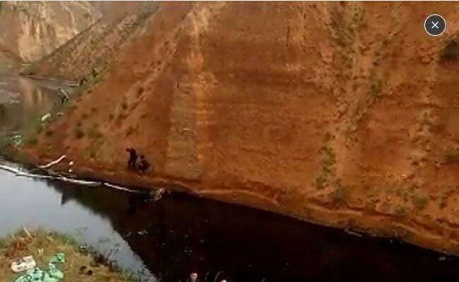 生态灾难：原油流入水坝 现场被封锁