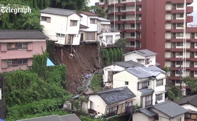 日本：暴雨后房屋整个翻滚下山坡摔碎