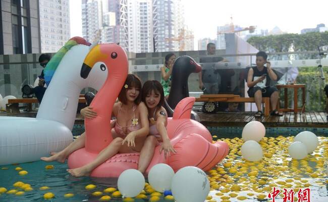 成都持续高温 美女着比基尼狂欢