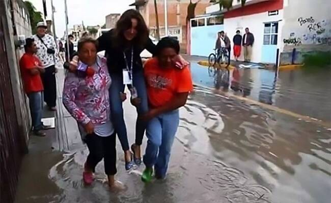 报道洪水怕湿鞋 女记者让居民抬着走