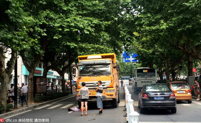 女子带母亲看病出来 工程车突然启动撞死母亲