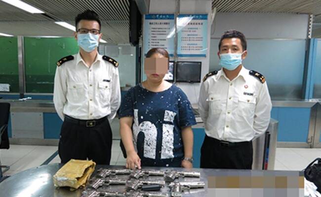 港籍中年妇女身背8把枪在深圳闯关