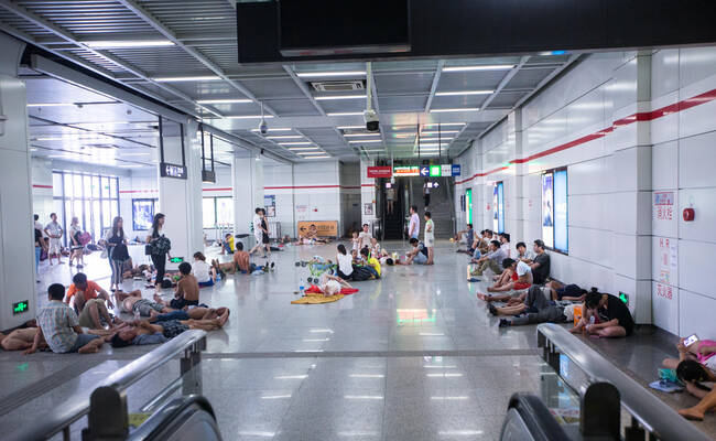 杭州高温 外来务工者“占领”地铁站
