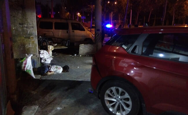 75岁老人倒车时将指挥者撞死