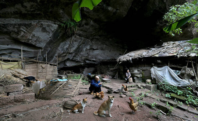 夫妻两人住山洞54年