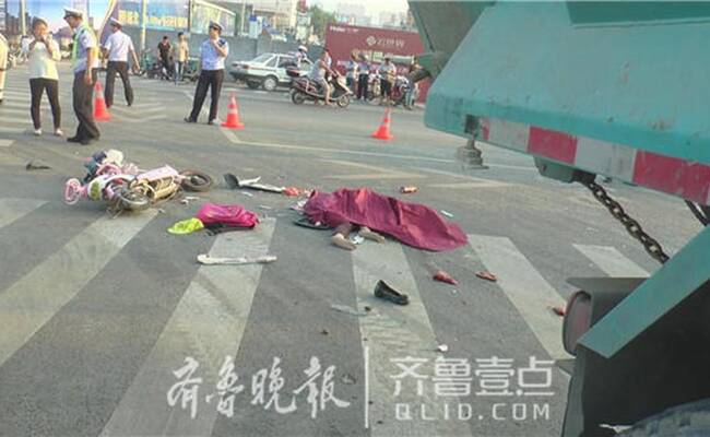 当男子看到妻子和女儿被撞死后