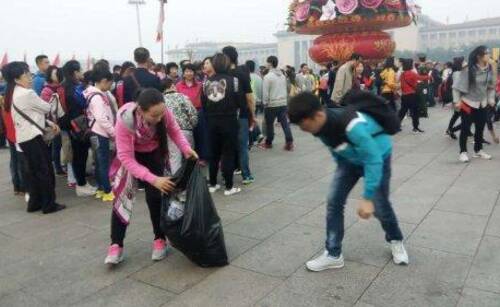 观升旗仪式后 游客自发捡垃圾