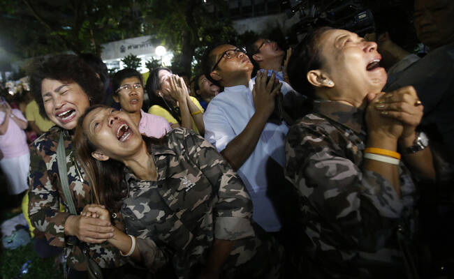 泰国国王普密蓬去世 民众痛哭流涕