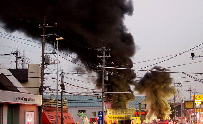 日本东京都大面积停电 供电设施冒黑烟