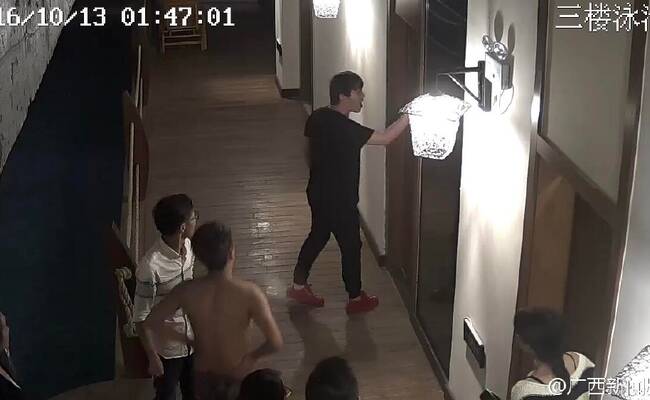 男子在宾馆因亲热声太大被多人围殴