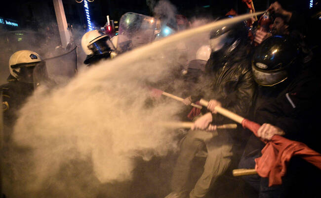 希腊爆发大规模示威游行 抗议奥巴马到访