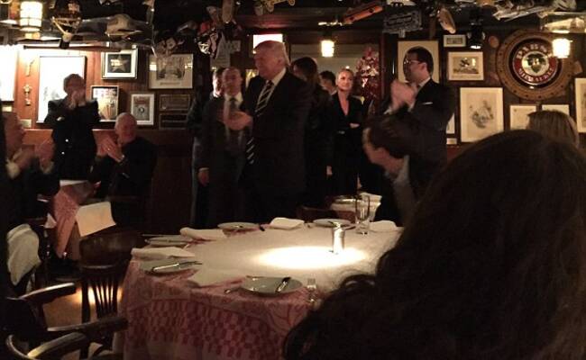 特朗普偷偷带家人去餐厅 食客们发现后鼓掌