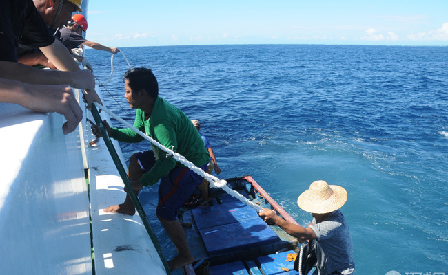 菲渔民获中国海警援救 吃饭看病被精心照顾
