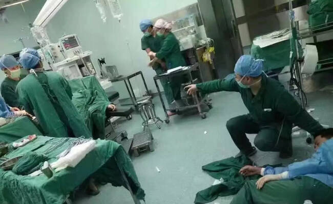 医生手术中累倒，躺地输液