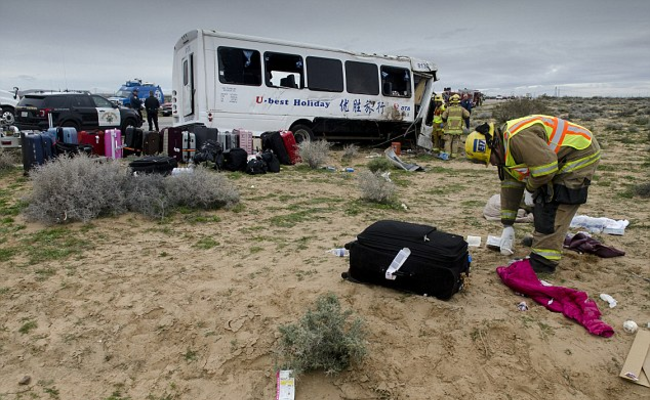 美国一载中国游客大巴遇重大车祸现场