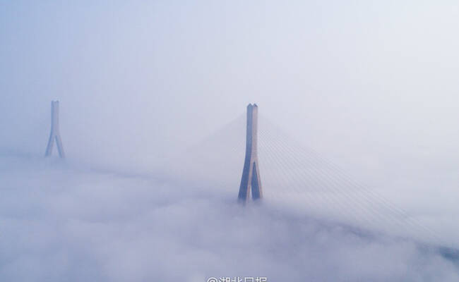 武汉现大雾天气 高架桥宛如天路