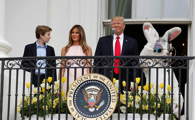 特朗普奏国歌时忘记行礼之后