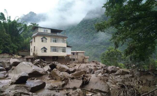 泥石流淹没村庄 一村民救了全村人