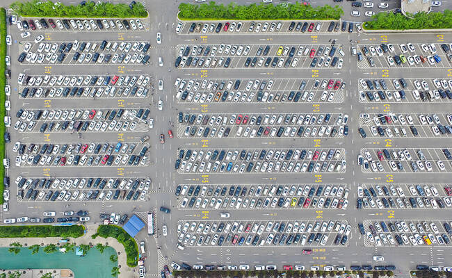 形同“线路板” 这是一个能治愈强迫症的停车场