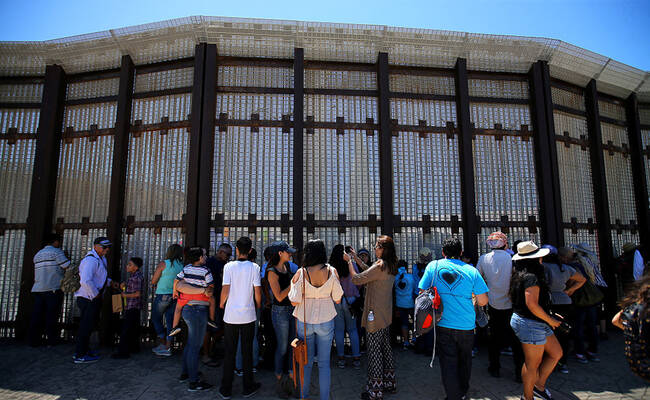 美墨边境短暂开放 两国亲人团聚3分钟