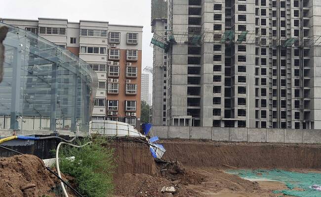 西安：路塌威胁楼体地基 小区住户连夜撤离