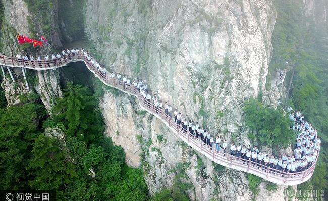 上百退伍老兵登上最高峰，向军旗致敬