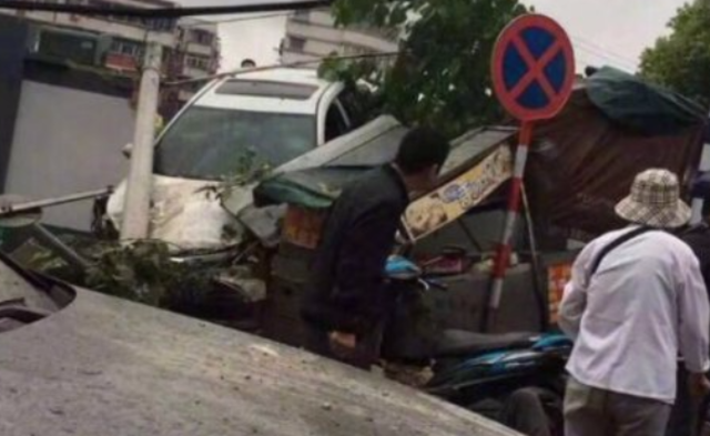 南京司机驾车撞穿围墙 冲入早餐摊|组图