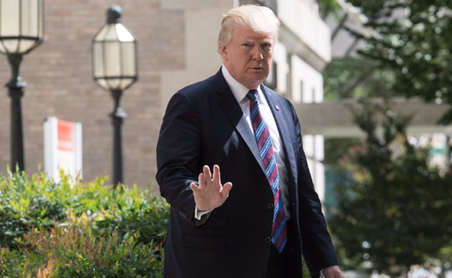 特朗普出席教堂仪式 为飓风遇难者祈祷|组图