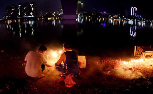 融江河畔祭“中元”|组图