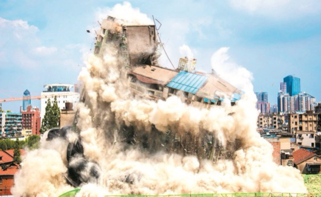 武汉闹市11层居民楼整体爆破|现场图