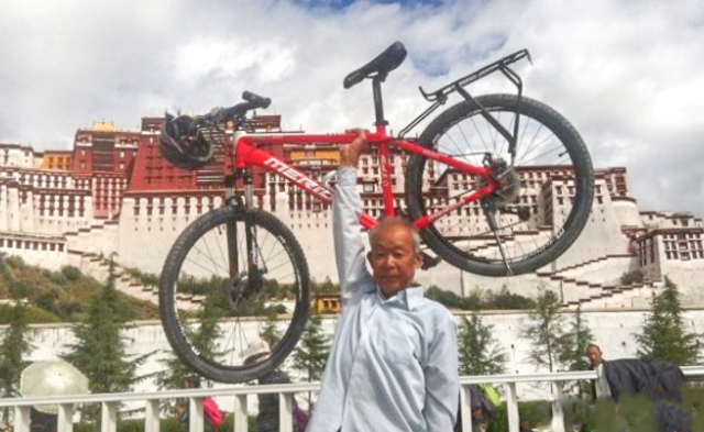 65岁老人独自骑行33天进藏丨组图