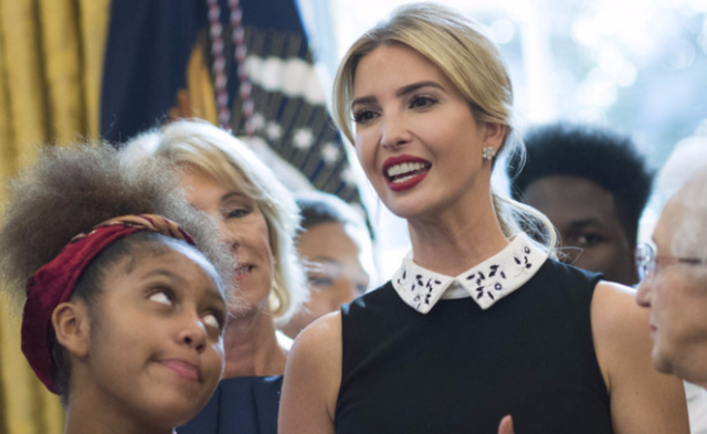 特朗普签署教育行政令 伊万卡现身支持|组图