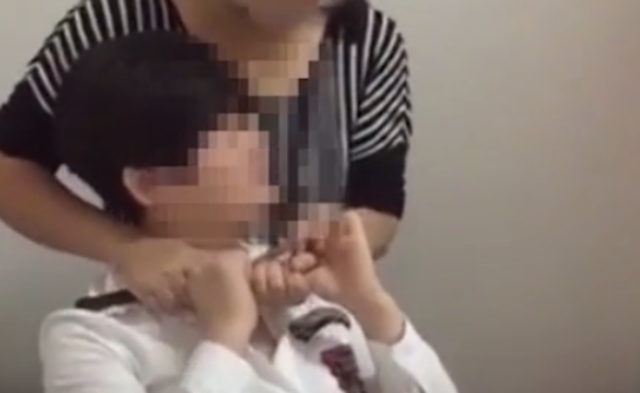 要退款被拒 学生家长用刀挟持幼儿园园长丨现场图