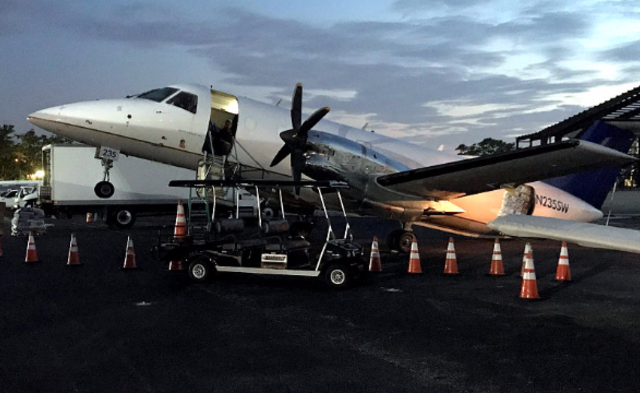 飞机被救援物资压得“屁股着地” 致飞行取消|组图